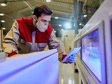Técnico relevando el estado de un equipo de refrigeración