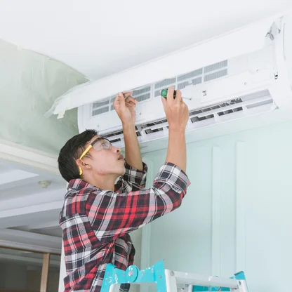 Técnico instalando un aire acondicionado split en una casa